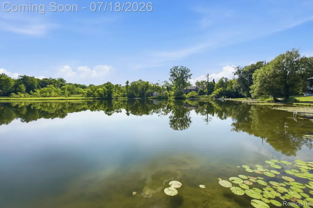 2726 Bay Drive West Bloomfield Charter Township MI 48324