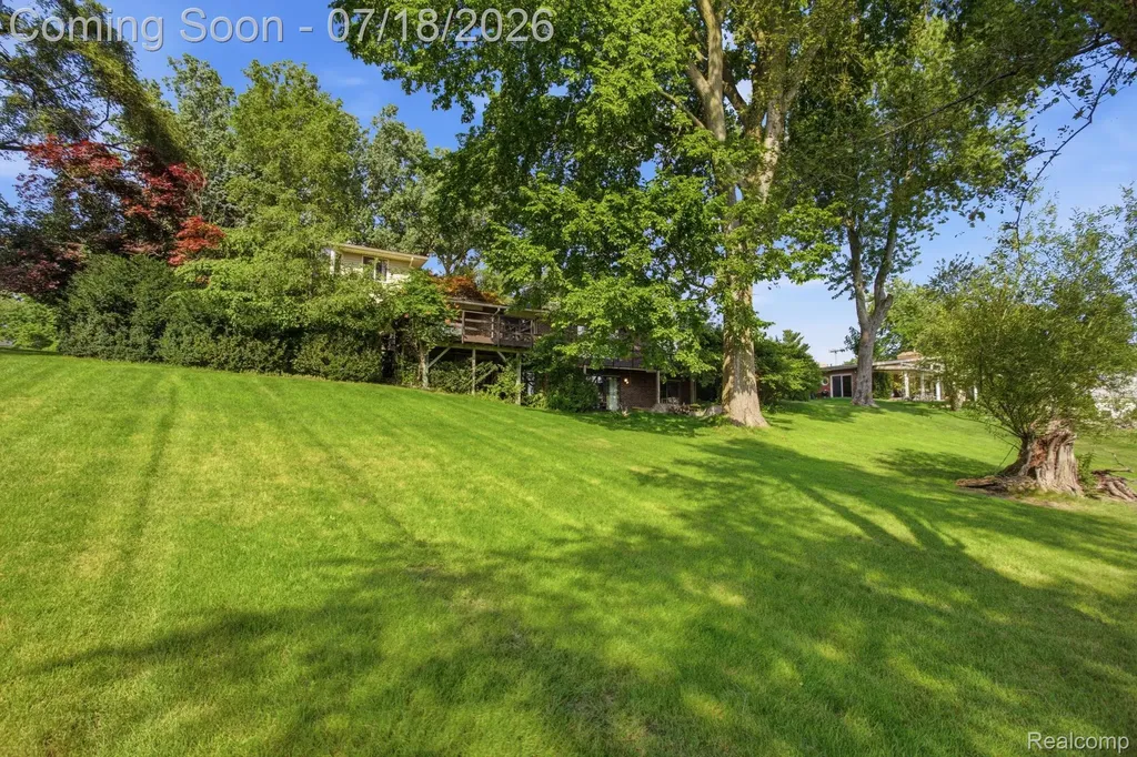2726 Bay Drive West Bloomfield Charter Township MI 48324