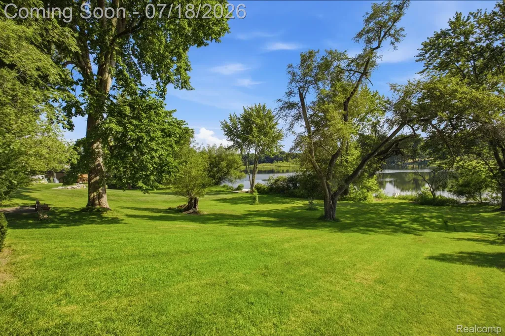 2726 Bay Drive West Bloomfield Charter Township MI 48324