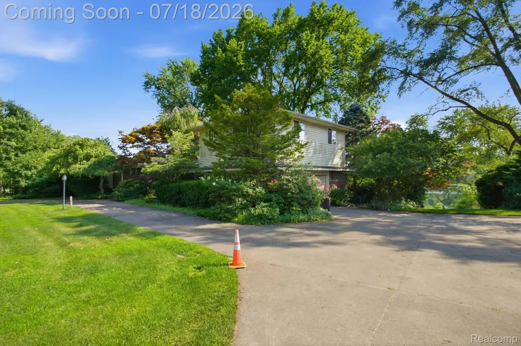 2726 Bay Drive West Bloomfield Charter Township MI 48324