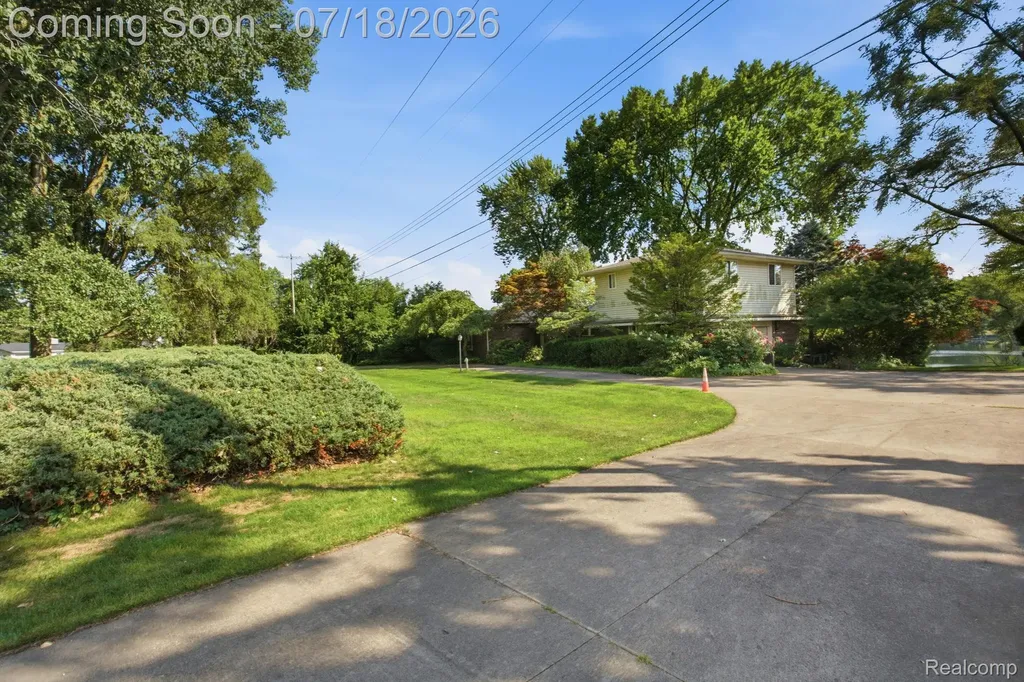 2726 Bay Drive West Bloomfield Charter Township MI 48324