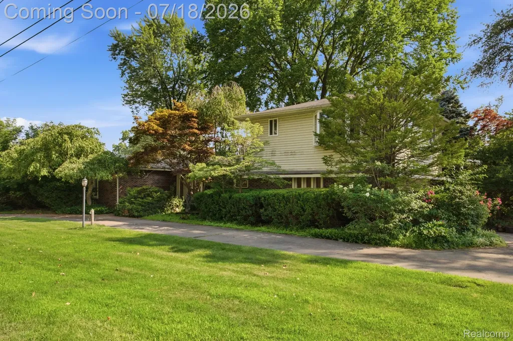 2726 Bay Drive West Bloomfield Charter Township MI 48324