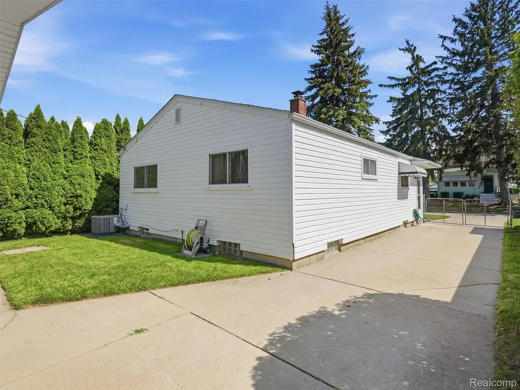 22421 Visnaw Street St. Clair Shores City MI 48081
