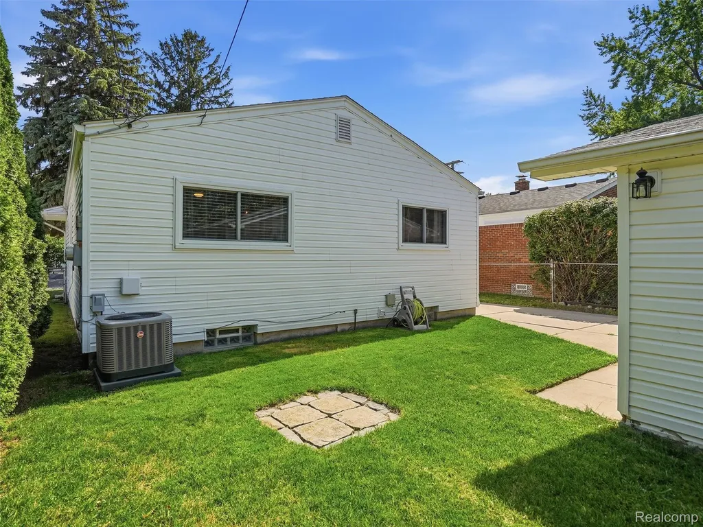 22421 Visnaw Street St. Clair Shores City MI 48081