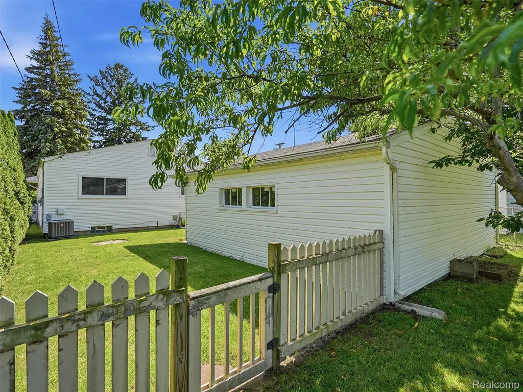 22421 Visnaw Street St. Clair Shores City MI 48081