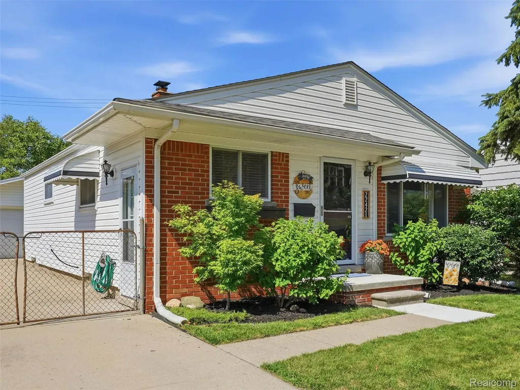 22421 Visnaw Street St. Clair Shores City MI 48081