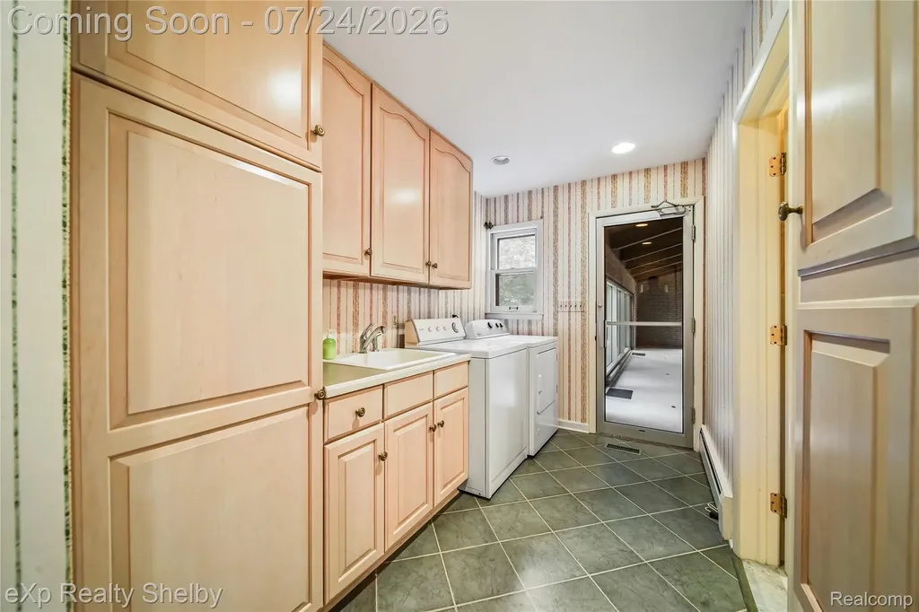 11512 Short Drive Warren City MI 48093