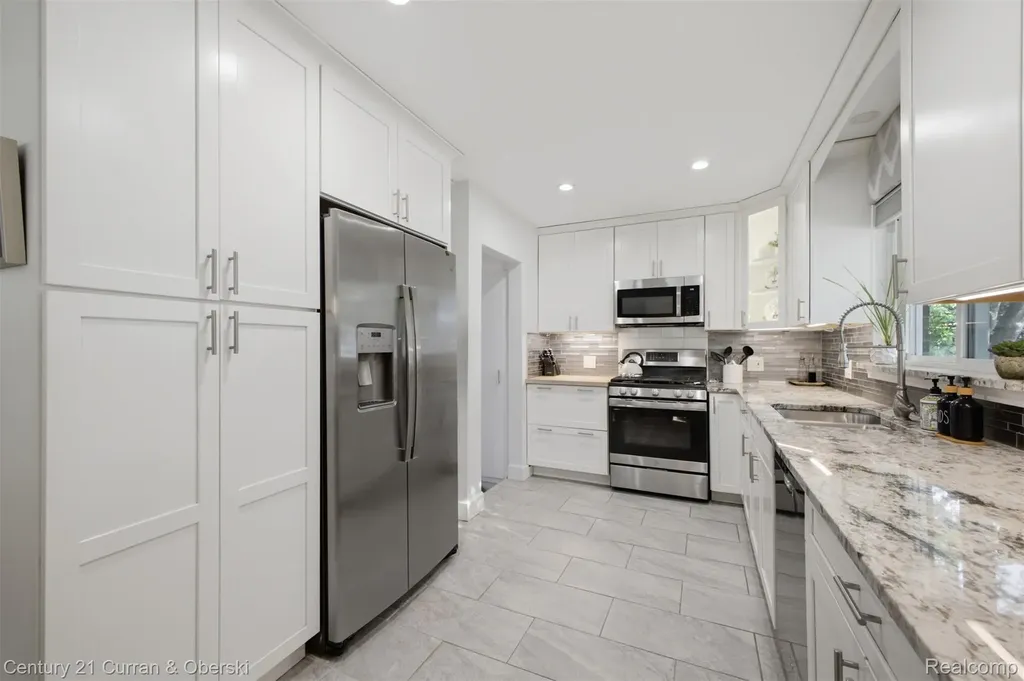 16614 Philomene Boulevard Allen Park City MI 48101