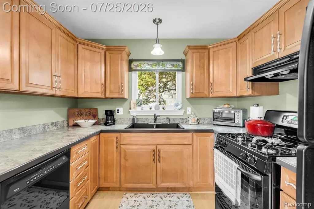 32769 Exeter Court Warren City MI 48092