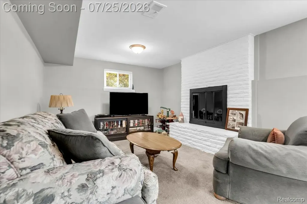 32769 Exeter Court Warren City MI 48092