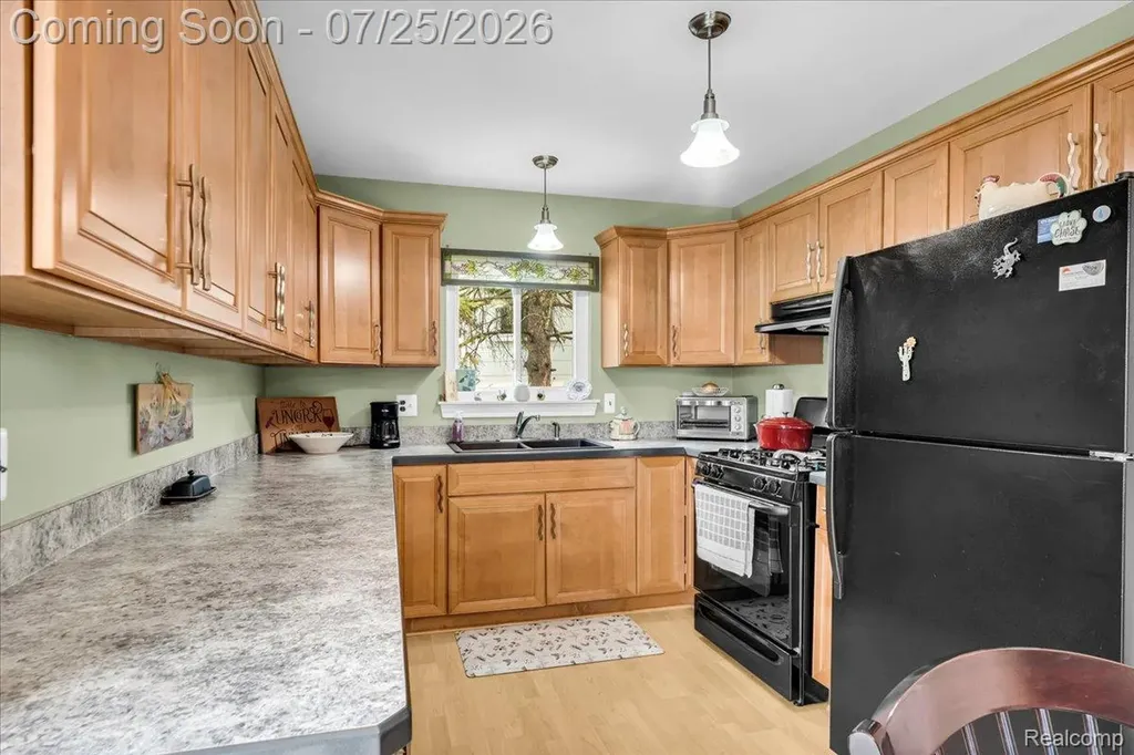 32769 Exeter Court Warren City MI 48092