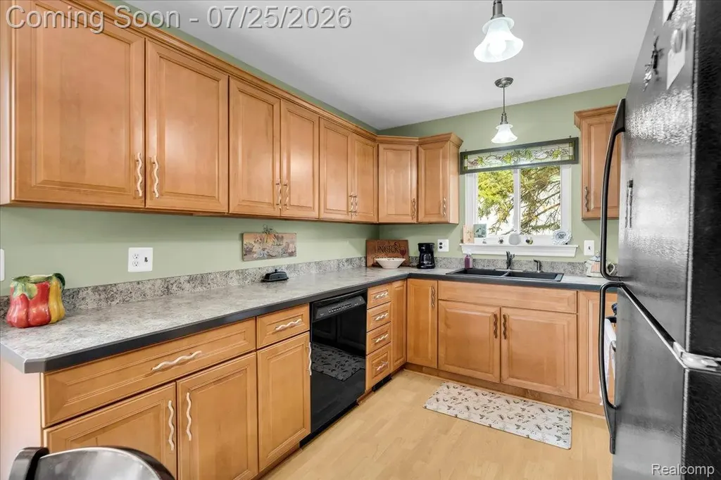 32769 Exeter Court Warren City MI 48092