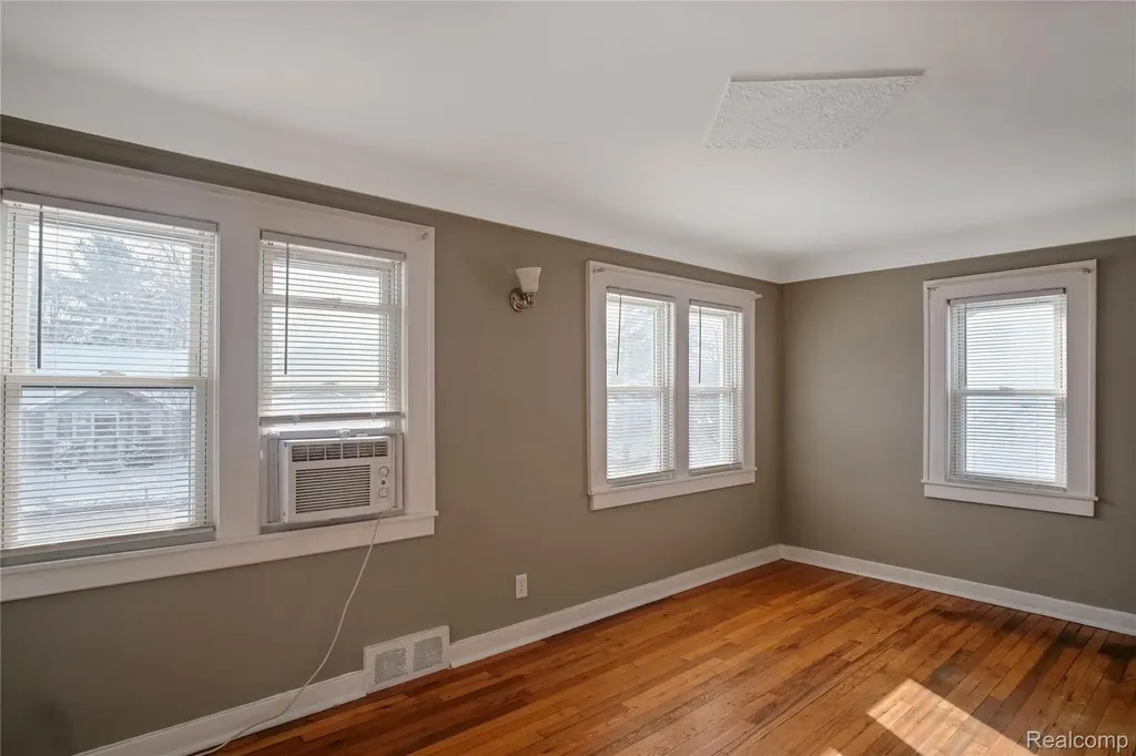 406 W 12 Mile Royal Oak City MI 48073