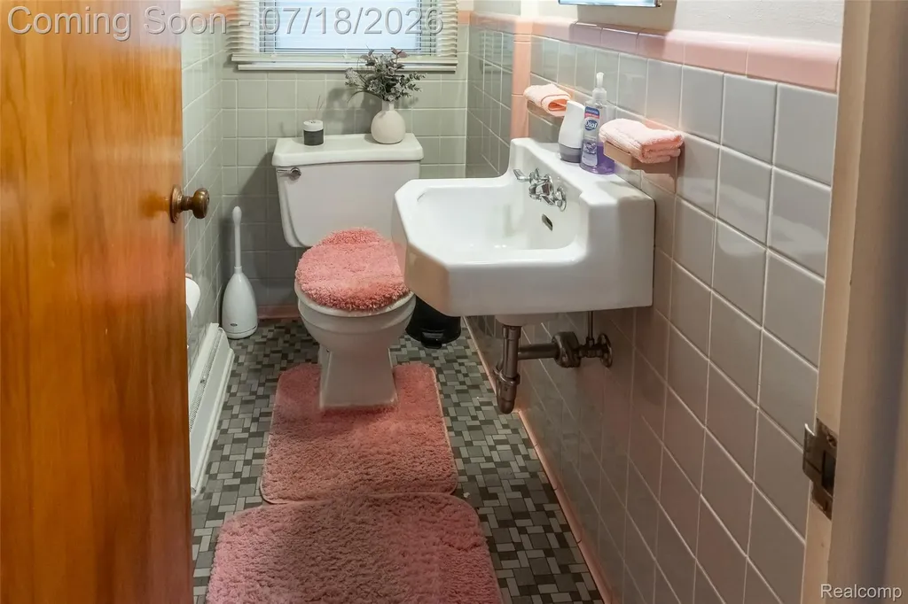 17751 Mayfield Street Livonia City MI 48152