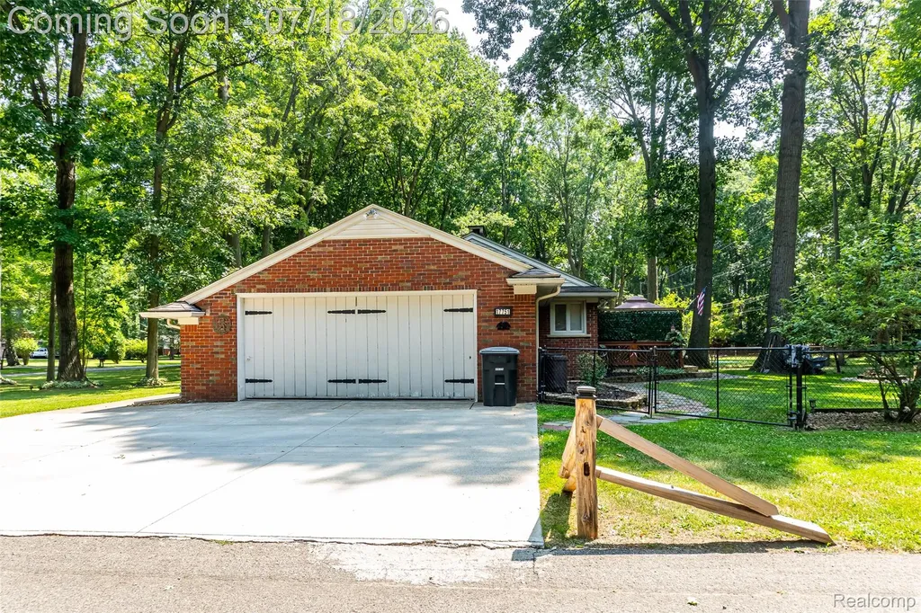 17751 Mayfield Street Livonia City MI 48152