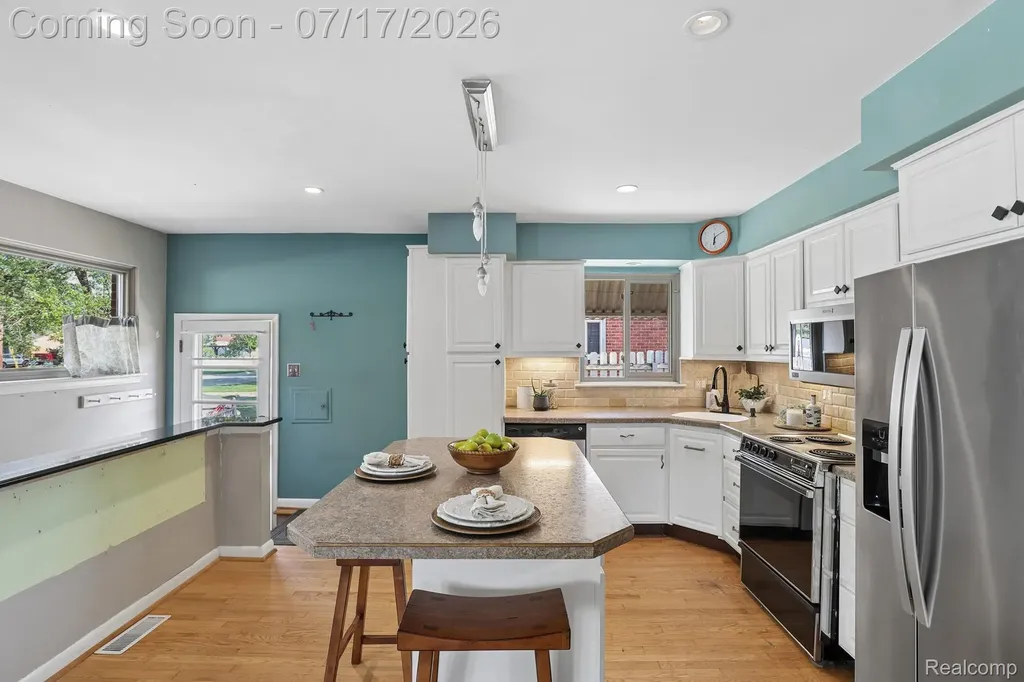 8325 N Hubbard Street Westland City MI 48185