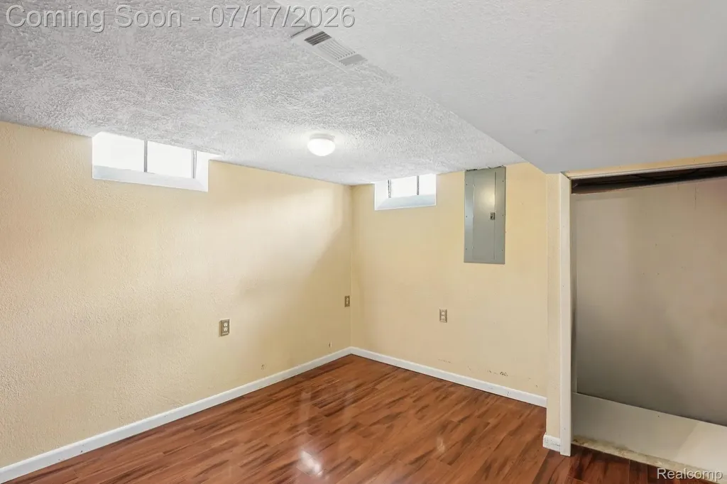 8325 N Hubbard Street Westland City MI 48185