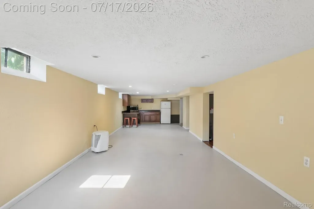 8325 N Hubbard Street Westland City MI 48185