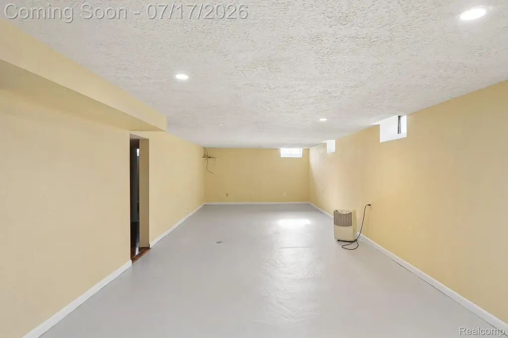 8325 N Hubbard Street Westland City MI 48185