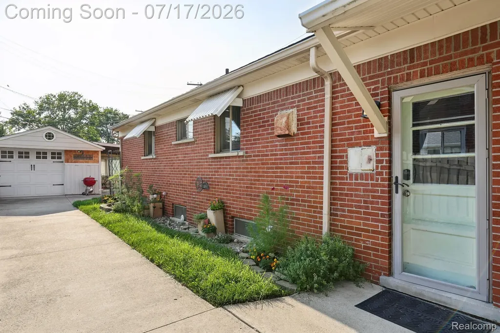 8325 N Hubbard Street Westland City MI 48185
