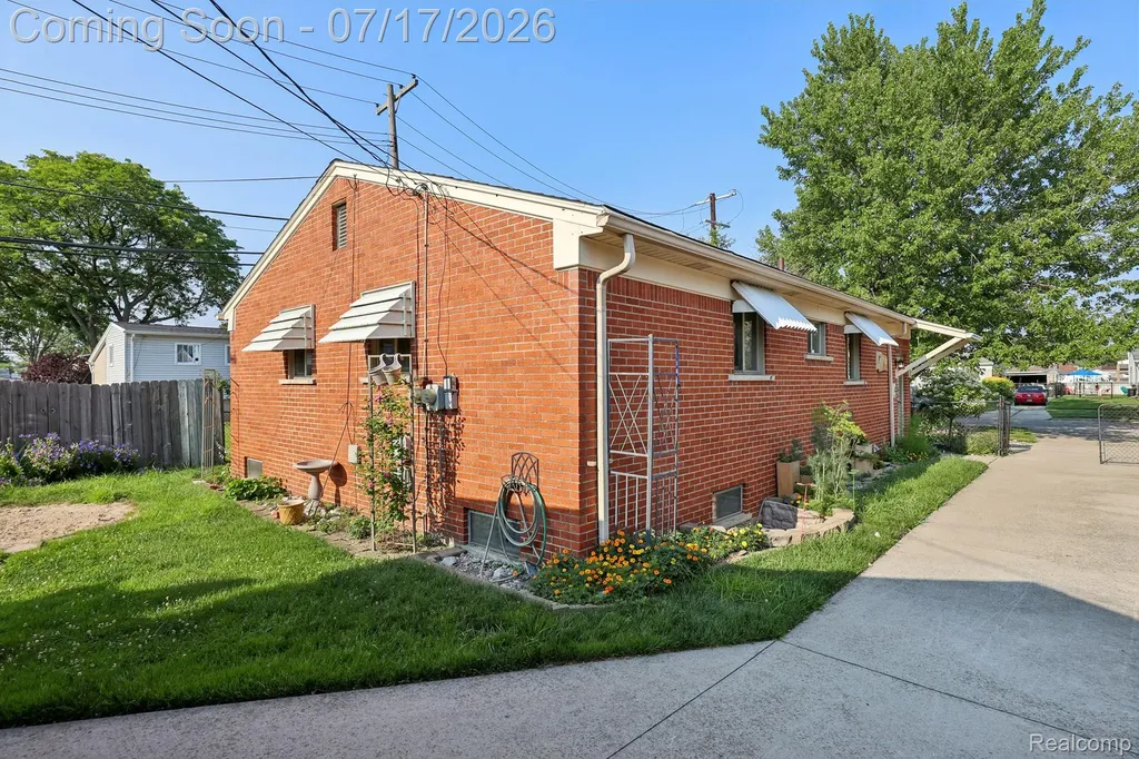 8325 N Hubbard Street Westland City MI 48185