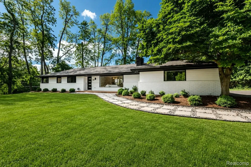 2129 Long Lake Shore Drive West Bloomfield Charter Township MI 48323
