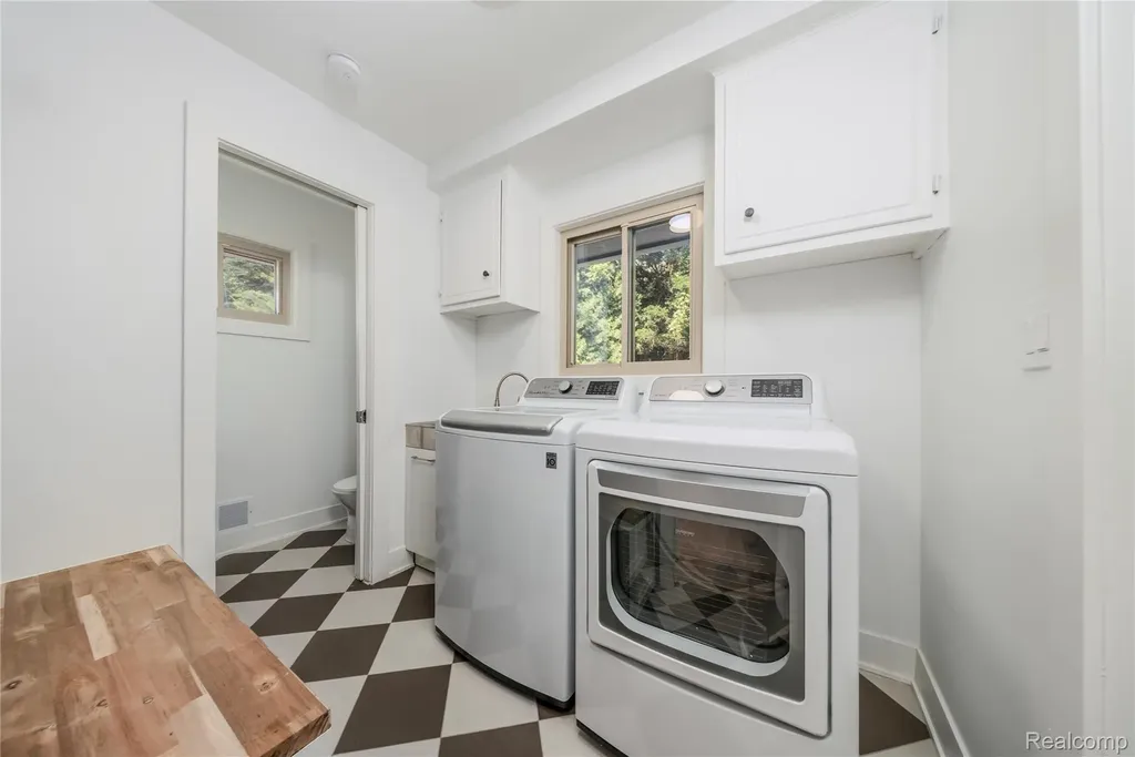 2129 Long Lake Shore Drive West Bloomfield Charter Township MI 48323
