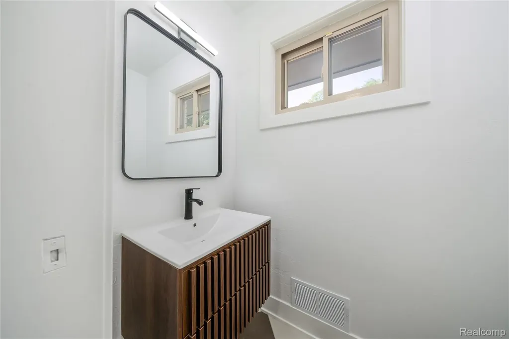 2129 Long Lake Shore Drive West Bloomfield Charter Township MI 48323