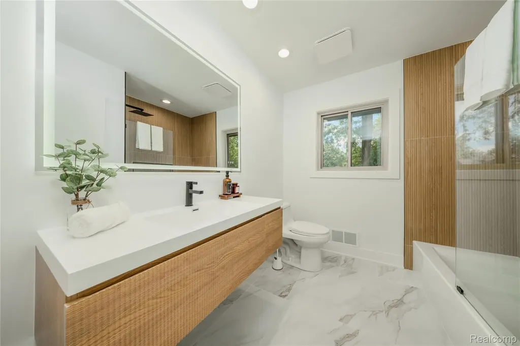 2129 Long Lake Shore Drive West Bloomfield Charter Township MI 48323