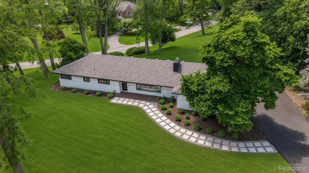 2129 Long Lake Shore Drive West Bloomfield Charter Township MI 48323