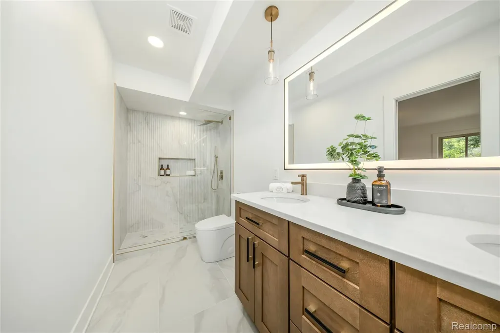 2129 Long Lake Shore Drive West Bloomfield Charter Township MI 48323
