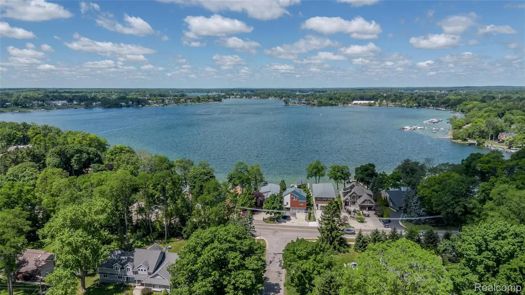 2129 Long Lake Shore Drive West Bloomfield Charter Township MI 48323