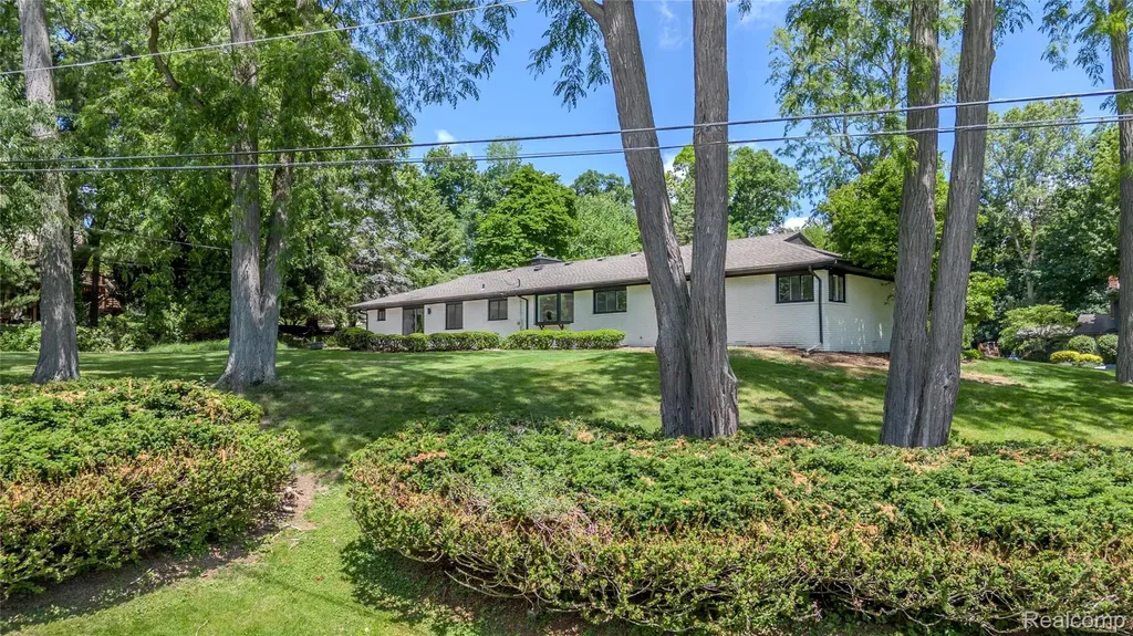 2129 Long Lake Shore Drive West Bloomfield Charter Township MI 48323