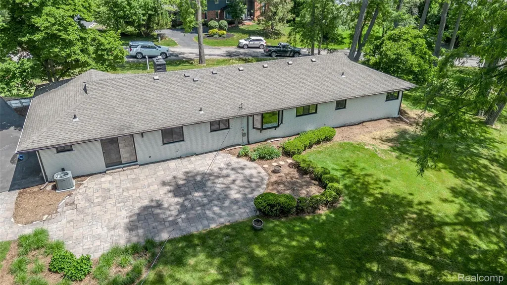 2129 Long Lake Shore Drive West Bloomfield Charter Township MI 48323