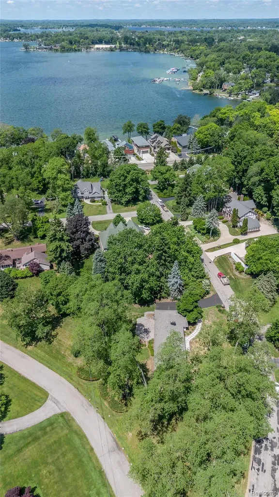 2129 Long Lake Shore Drive West Bloomfield Charter Township MI 48323