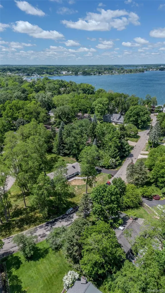 2129 Long Lake Shore Drive West Bloomfield Charter Township MI 48323