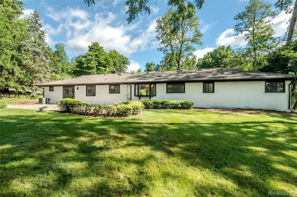 2129 Long Lake Shore Drive West Bloomfield Charter Township MI 48323