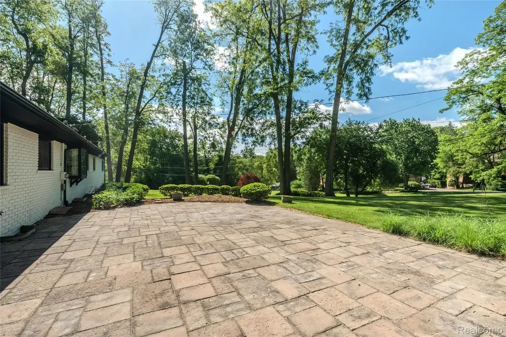 2129 Long Lake Shore Drive West Bloomfield Charter Township MI 48323