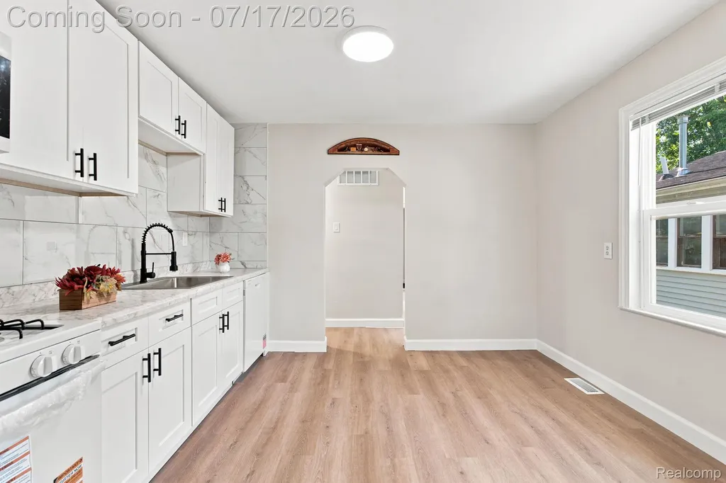 23826 Columbus Avenue Warren City MI 48089