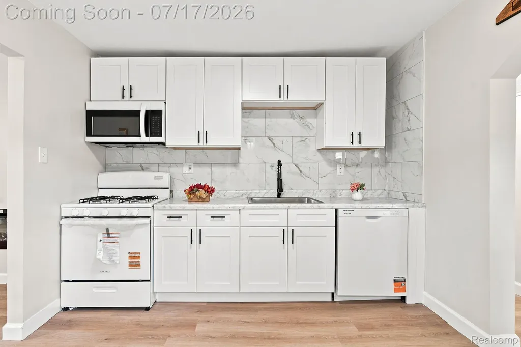 23826 Columbus Avenue Warren City MI 48089