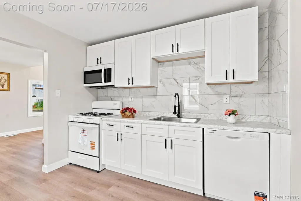 23826 Columbus Avenue Warren City MI 48089
