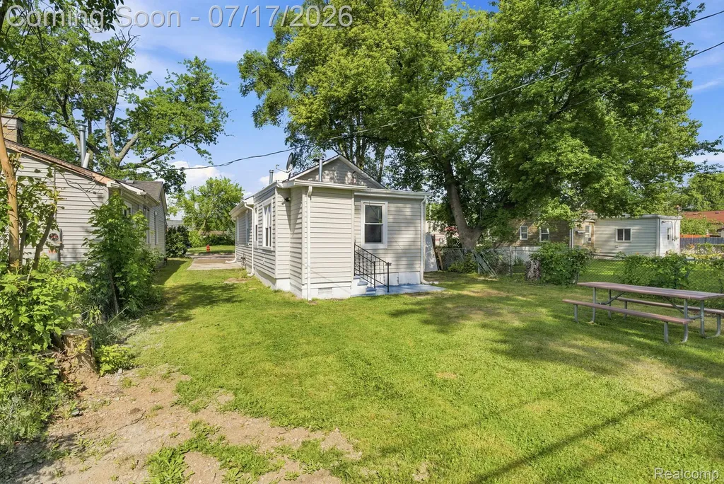 23826 Columbus Avenue Warren City MI 48089