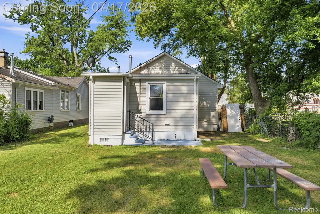 23826 Columbus Avenue Warren City MI 48089