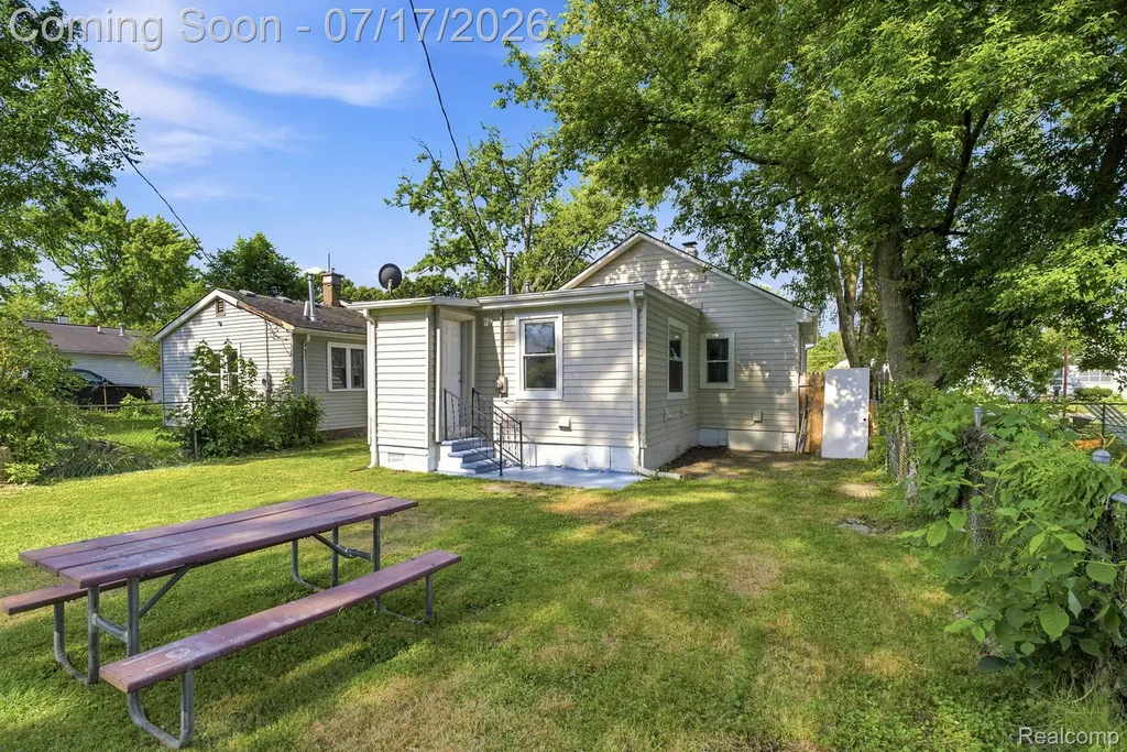 23826 Columbus Avenue Warren City MI 48089