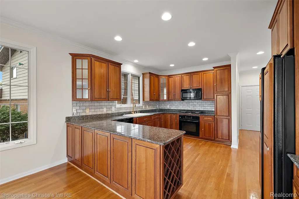 31975 Riverdale Street Harrison Charter Township MI 48045