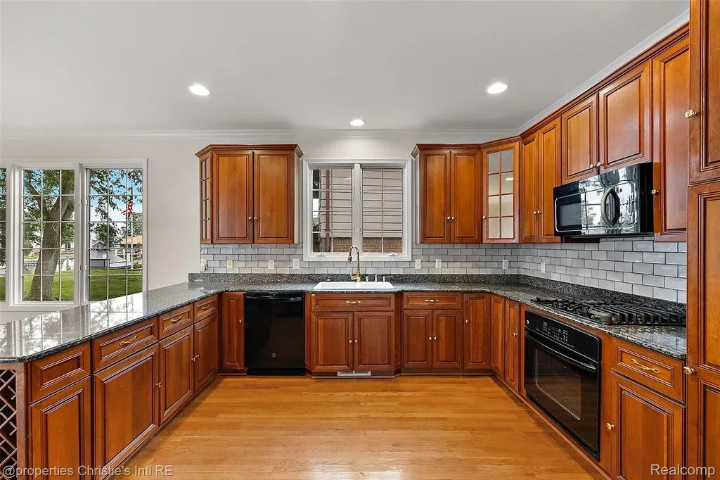 31975 Riverdale Street Harrison Charter Township MI 48045