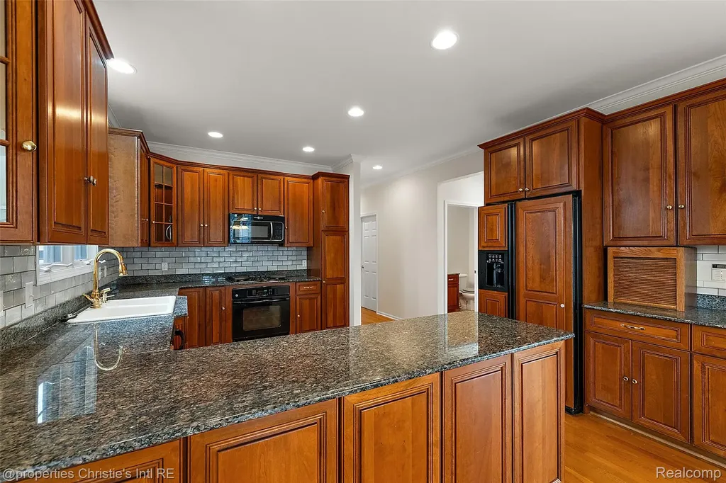 31975 Riverdale Street Harrison Charter Township MI 48045