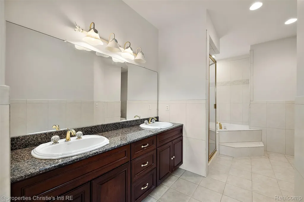 31975 Riverdale Street Harrison Charter Township MI 48045
