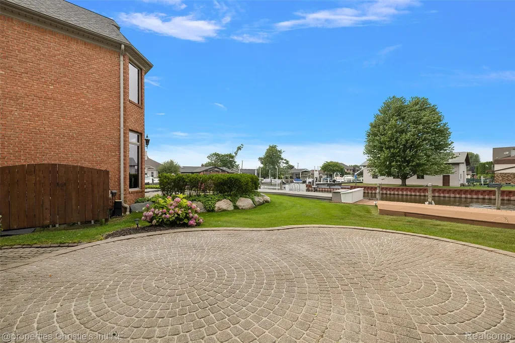 31975 Riverdale Street Harrison Charter Township MI 48045
