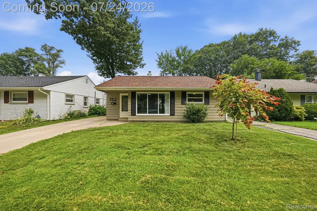 752 W Mapledale Avenue Hazel Park City MI 48030